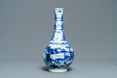 Un vase de forme bouteille en porcelaine de Chine en bleu et blanc, &eacute;poque Transition