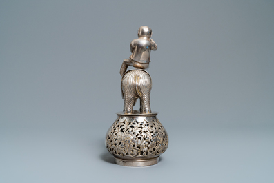 Un br&ucirc;le-parfum tripod exceptionnel en argent, Chine, 19&egrave;me