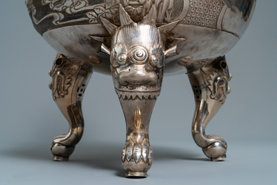 Un br&ucirc;le-parfum tripod exceptionnel en argent, Chine, 19&egrave;me
