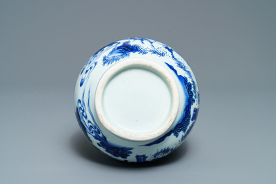 Un vase de forme bouteille en porcelaine de Chine en bleu et blanc, &eacute;poque Transition