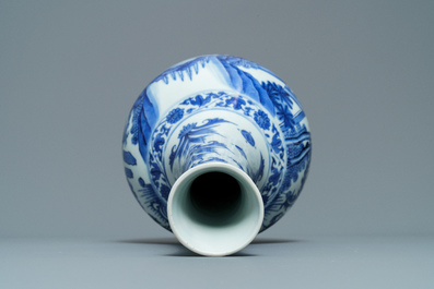 Un vase de forme bouteille en porcelaine de Chine en bleu et blanc, &eacute;poque Transition