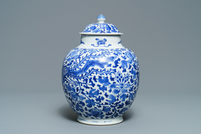 Un vase couvert en porcelaine de Chine en bleu et blanc &agrave; d&eacute;cor de ph&eacute;nix, Kangxi