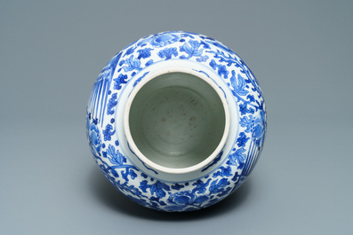 Un vase couvert en porcelaine de Chine en bleu et blanc &agrave; d&eacute;cor de ph&eacute;nix, Kangxi