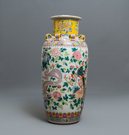 Un grand vase en porcelaine de Chine famille rose pour le march&eacute; Straits ou Peranakan, 19&egrave;me