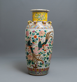Un grand vase en porcelaine de Chine famille rose pour le march&eacute; Straits ou Peranakan, 19&egrave;me