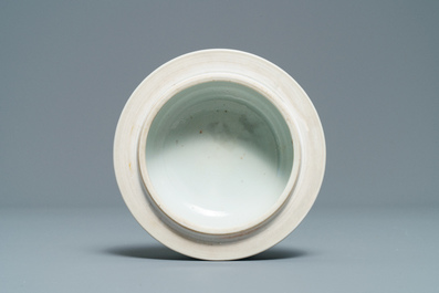Un vase couvert en porcelaine de Chine en bleu et blanc &agrave; d&eacute;cor de ph&eacute;nix, Kangxi