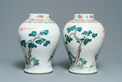 Une paire de vases en porcelaine de Chine famille rose &agrave; d&eacute;cor de figures dans un jardin, Yongzheng