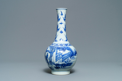 Un vase de forme bouteille en porcelaine de Chine en bleu et blanc, &eacute;poque Transition
