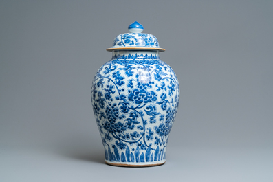 Un grand vase couvert en porcelaine de Chine en bleu et blanc, Kangxi