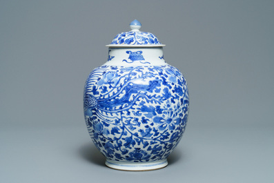 Un vase couvert en porcelaine de Chine en bleu et blanc &agrave; d&eacute;cor de ph&eacute;nix, Kangxi