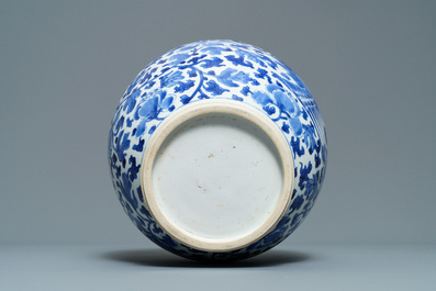 Un vase couvert en porcelaine de Chine en bleu et blanc &agrave; d&eacute;cor de ph&eacute;nix, Kangxi