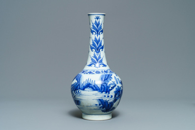 Un vase de forme bouteille en porcelaine de Chine en bleu et blanc, &eacute;poque Transition
