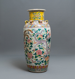 Un grand vase en porcelaine de Chine famille rose pour le march&eacute; Straits ou Peranakan, 19&egrave;me