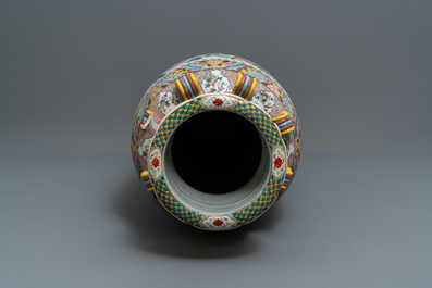 Un grand vase en porcelaine de Chine famille rose pour le march&eacute; Straits ou Peranakan, 19&egrave;me
