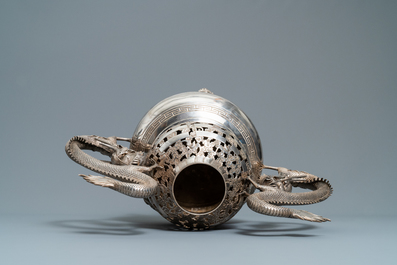 Un br&ucirc;le-parfum tripod exceptionnel en argent, Chine, 19&egrave;me