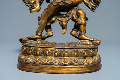 Une grande figure de Kapaladhara Hevajra en bronze dor&eacute; incrust&eacute; de corail, Sino-Tibet, 18/19&egrave;me