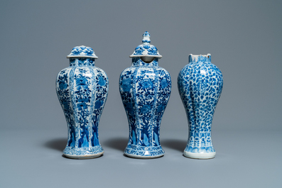 Zes Chinese blauw-witte vazen, Kangxi