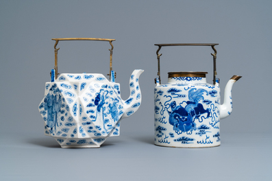 Twee grote Chinese blauw-witte en drie famille rose theepotten, 19/20e eeuw