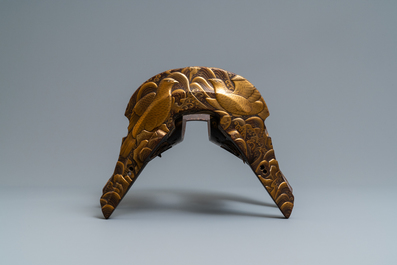 Une selle 'kura' et sa paire d'&eacute;triers 'abumi' en laque dor&eacute;e, Japon, Muromachi, 16&egrave;me