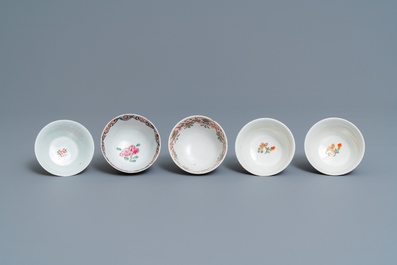 Douze tasses et soucoupes en porcelaine de Chine famille rose, Yongzheng/Qianlong