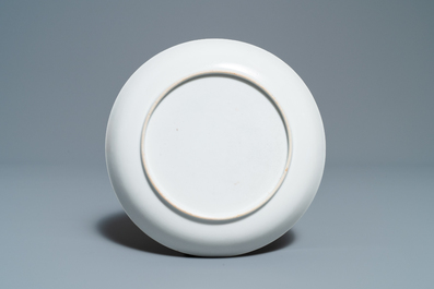 Une assiette en porcelaine de Chine famille rose &agrave; d&eacute;cor d'une dame et trois gar&ccedil;ons, Yongzheng