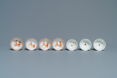 Quatorze tasses et neuf soucoupes en porcelaine de Chine en rouge de fer et dor&eacute;, Kangxi/Qianlong