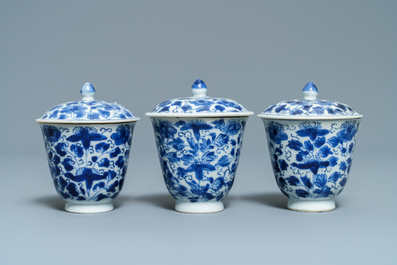 Six Chinese blue and white (covered) cups and saucers, Kangxi