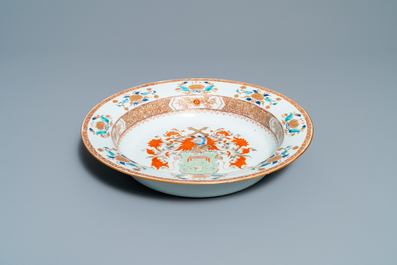 Un bassin armori&eacute; en porcelaine de Chine famille verte, Kangxi/Yongzheng