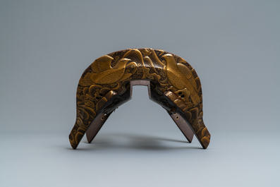 Une selle 'kura' et sa paire d'&eacute;triers 'abumi' en laque dor&eacute;e, Japon, Muromachi, 16&egrave;me