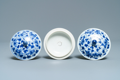 Six Chinese blue and white (covered) cups and saucers, Kangxi