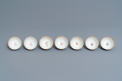 Douze tasses et soucoupes en porcelaine de Chine famille rose, Yongzheng/Qianlong