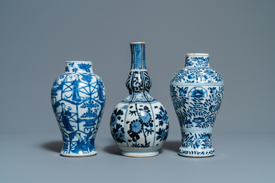 Zes Chinese blauw-witte vazen, Kangxi
