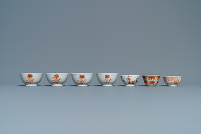 Quatorze tasses et neuf soucoupes en porcelaine de Chine en rouge de fer et dor&eacute;, Kangxi/Qianlong