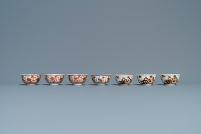 Quatorze tasses et neuf soucoupes en porcelaine de Chine en rouge de fer et dor&eacute;, Kangxi/Qianlong