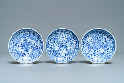 Six Chinese blue and white (covered) cups and saucers, Kangxi