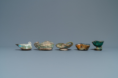 Quinze lampes &agrave; huile en bronze et c&eacute;ramique, art islamique, 16&egrave;me et apr&egrave;s