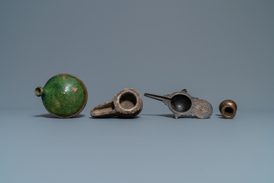 Quinze lampes &agrave; huile en bronze et c&eacute;ramique, art islamique, 16&egrave;me et apr&egrave;s