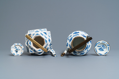 Twee grote Chinese blauw-witte en drie famille rose theepotten, 19/20e eeuw