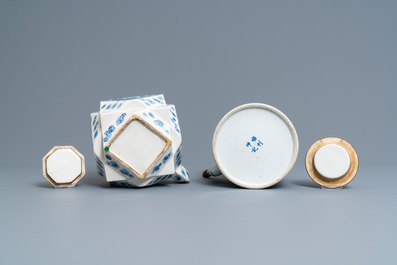 Twee grote Chinese blauw-witte en drie famille rose theepotten, 19/20e eeuw