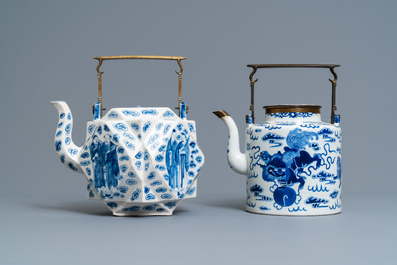 Twee grote Chinese blauw-witte en drie famille rose theepotten, 19/20e eeuw