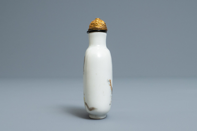 Une tabati&egrave;re imp&eacute;riale en porcelaine de Chine famille rose &agrave; d&eacute;cor 'Bajuntu', marque et &eacute;poque de Daoguang