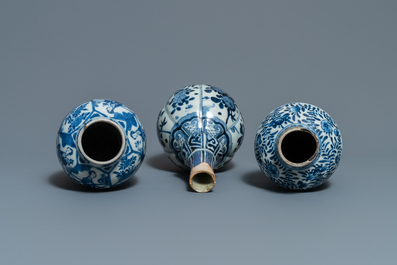 Zes Chinese blauw-witte vazen, Kangxi