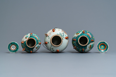 Twee grote Chinese blauw-witte en drie famille rose theepotten, 19/20e eeuw