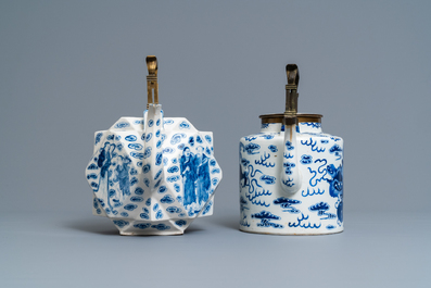Twee grote Chinese blauw-witte en drie famille rose theepotten, 19/20e eeuw