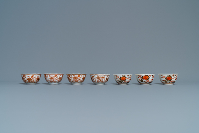 Quatorze tasses et neuf soucoupes en porcelaine de Chine en rouge de fer et dor&eacute;, Kangxi/Qianlong