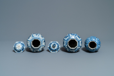Zes Chinese blauw-witte vazen, Kangxi