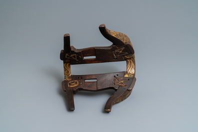 Une selle 'kura' et sa paire d'&eacute;triers 'abumi' en laque dor&eacute;e, Japon, Muromachi, 16&egrave;me