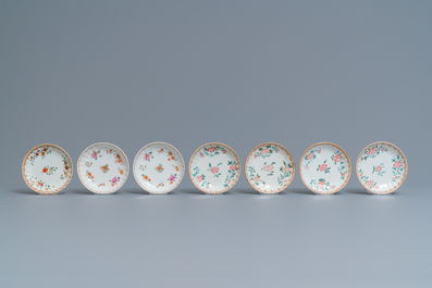 Douze tasses et soucoupes en porcelaine de Chine famille rose, Yongzheng/Qianlong
