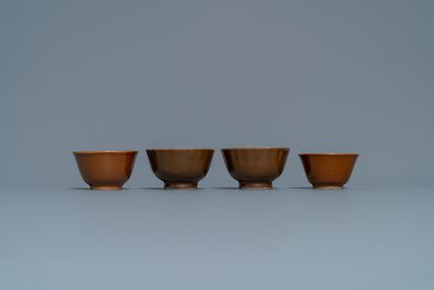 Huit tasses et soucoupes en porcelaine de Chine famille rose, bleu et blanc et rouge de fer sur fond capucin, Kangxi/Qianlong