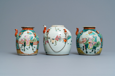 Twee grote Chinese blauw-witte en drie famille rose theepotten, 19/20e eeuw